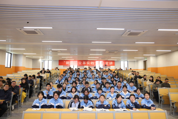 同学听课正全景.jpg